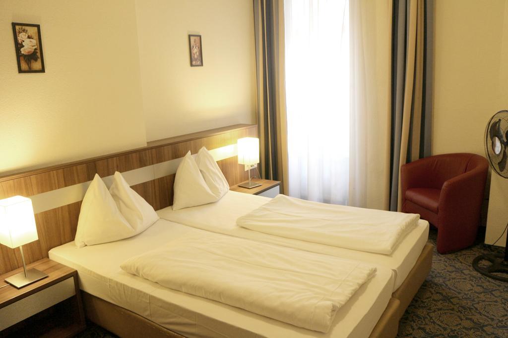 Hotel Carina Bécs Kültér fotó